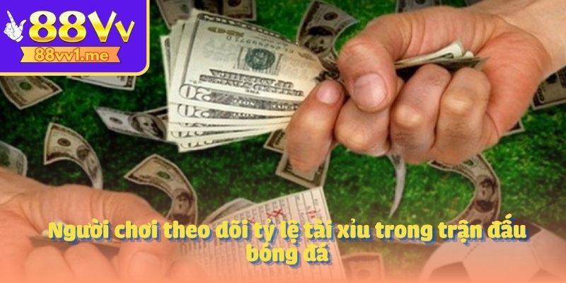 Người chơi theo dõi tỷ lệ tài xỉu trong trận đấu bóng đá